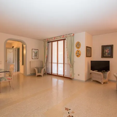 Monica Padenghe sul Garda