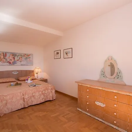 Monica Padenghe sul Garda